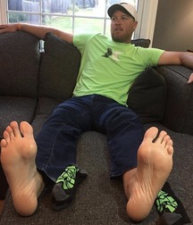 Boys's feet 83 5a0ae2bb8fe7f.jpg