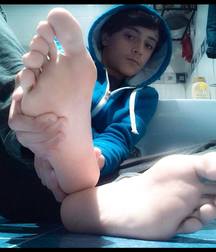 Boys's feet 90 5a198439bbd03.jpg