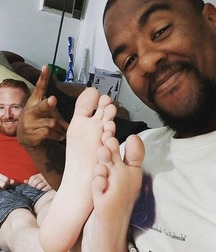 Boys's feet 93 5a38e5e43c3e7.jpg