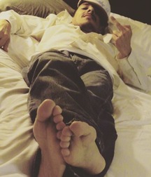 Boys's feet 93 5a38e5fde6cac.jpg