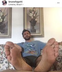 Boys's feet 94 5a38e8255be05.jpg