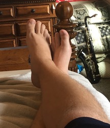 Boys's feet 95 5a38ee7d9daed.jpg