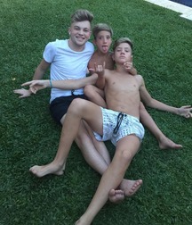 Boys's feet 100 5a5f2e0405a40.jpg