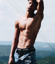 Twinks 450 5a7ec88d024e0.jpg