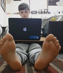 Boys's feet 103 5a7f3d83dbcb3.jpg