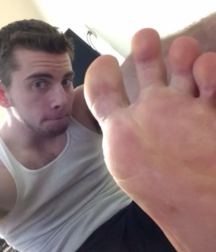 Boys's feet 104 5a7f4bba36156.png