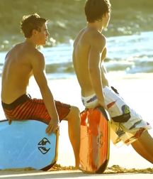 Hotties in Summer 5e44332e16000.jpg