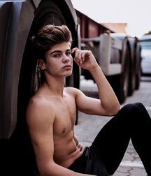 sit on my throne twink tube cute 62976e9cd3bc3.jpeg