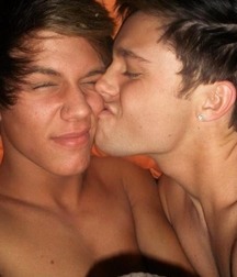Billy's Hot Picks 386 Kisses 57b8dd22c3948.jpg