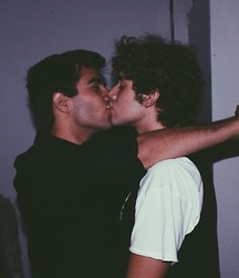 Billy's Hot Picks 386 Kisses 57b8dd3317677.jpg