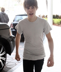 Billy's Hot Picks 738 Justin Beiber 583debab07490.jpg
