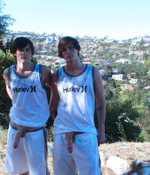 Twin Brothers 03 574cf16445669.jpg