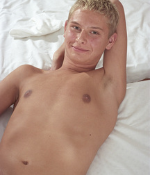 Two teens in love 579aa1ca84fef.jpg