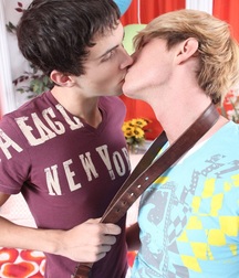 KissingStuff 58a755f4e8136.jpg