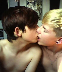 KissingStuff 58a7560e10f7e.jpg
