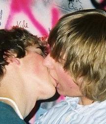 KissingStuff 58a756355b17f.jpg