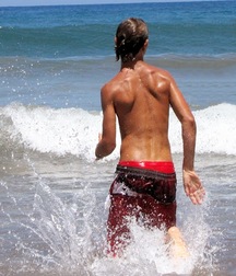 Hot boys need a cooling 5b1c2a34c8454.jpg