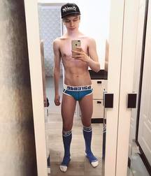 Hot Boys 32^^ 5cdf35b861622.jpg