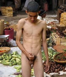 Michel goes shoping 59f3c595b991a.jpg
