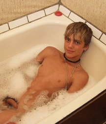 beautiful boys who bathe 5845d5ac55a88.jpg