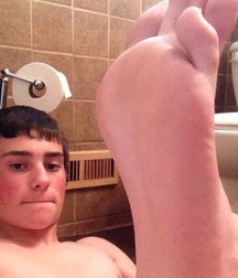 guys showing their feet 5860df409c311.jpg