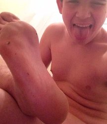 guys showing their feet 5860df932860f.jpg