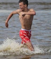 play with the sea waves 5870639c2d732.jpg