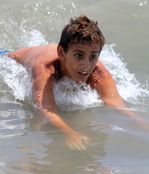 play with the sea waves 587063a1c3d94.jpg