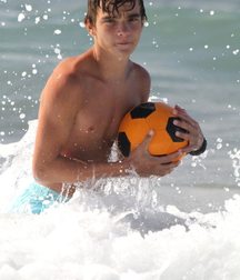 play with the sea waves 587063a435444.jpg