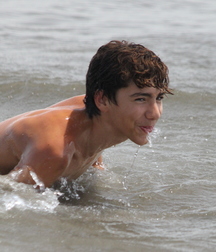 play with the sea waves 587063b13b2f7.jpg