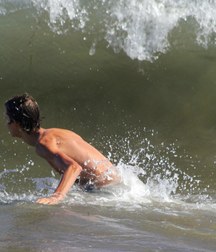 play with the sea waves 587063b53f17f.jpg