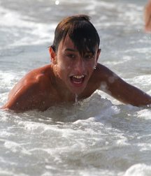 play with the sea waves 587063b78ddb5.jpg