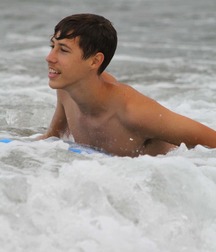 play with the sea waves 587063bcd3c38.jpg