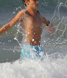 play with the sea waves 587063c56a791.jpg