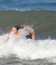 play with the sea waves 587063cde6aa7.jpg