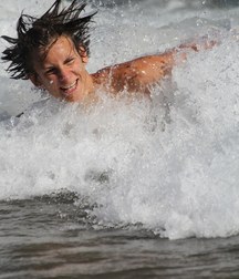 play with the sea waves 587063d13fc1e.jpg