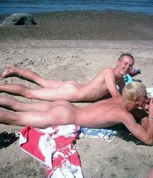 groups of friends showing your butt 5875d8dd18512.jpg
