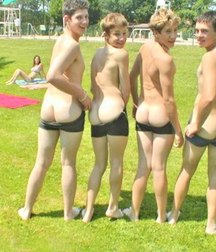 groups of friends showing your butt 5875d8e227801.jpg