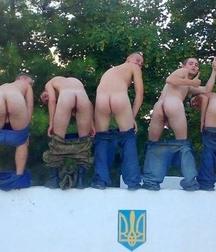 groups of friends showing your butt 5875d8ff7052a.jpg