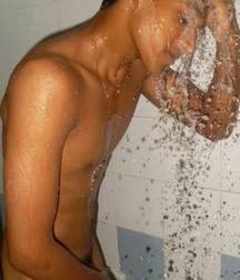 boys are washed in the shower 5875ec2a57e85.jpg