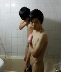 boys are washed in the shower 5875ec32cbb98.jpg