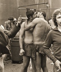 the gay kiss in the last century 588f95b44f7a6.jpg
