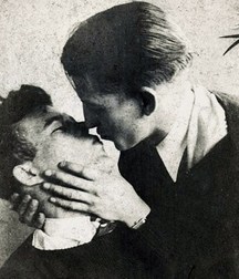 the gay kiss in the last century 588f95b69c7e9.jpg