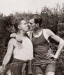 the gay kiss in the last century 588f95b8f01ca.jpg