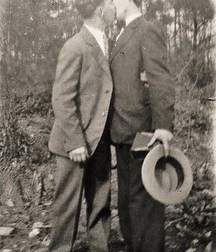 the gay kiss in the last century 588f95bb3f636.jpg