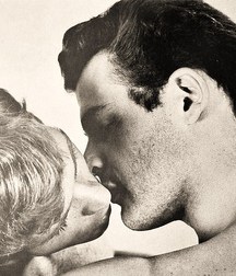 the gay kiss in the last century 588f95c7e14df.jpg