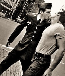 the gay kiss in the last century 588f95cfd17d6.jpg