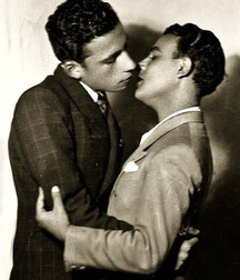 the gay kiss in the last century 588f95d94ff75.jpg
