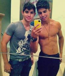 Friends making selfies (no porn) 58c1d13e6b7bb.jpg