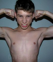 guys showing their muscles 58c6b698b013a.jpg